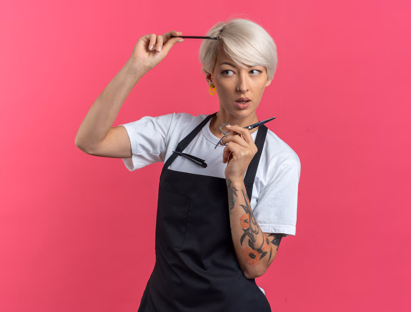 barbero femenino hermoso joven impresionado uniforme que sostiene tijeras peine aislado pared rosada 141793 105808