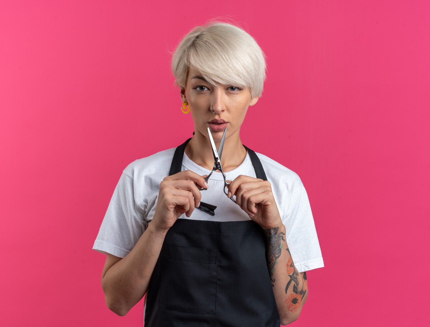 peluquero femenino hermoso joven confiado uniforme que sostiene tijeras aisladas pared rosada 141793 105675